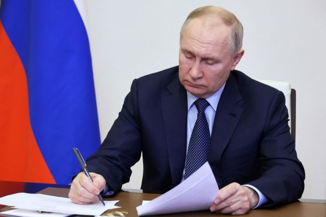 Ρωσία: Παρατείνεται η απαγόρευση πώλησης ρωσικού πετρελαίου σε χώρες που υιοθέτησαν το πλαφόν