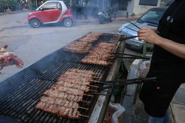 Τσικνοπέμπτη: Τι γιορτάζουμε, ποια είναι τα έθιμα