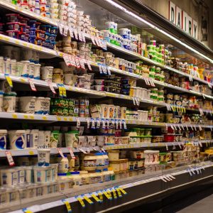 Βρετανία: Πλαφόν στις τιμές βασικών τροφίμων εξετάζει η κυβέρνηση
