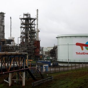 Total: Οι παραγωγοί στη Μέση Ανατολή θέλουν απεγνωσμένα να πουλήσουν πετρέλαιο