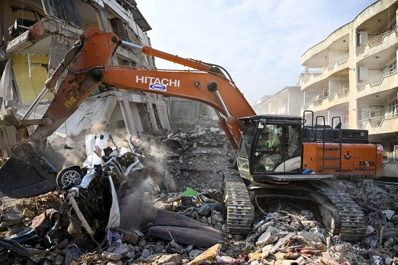 Σεισμός στην Τουρκία: Σκοτώνουν ζωντανούς κάτω από τα ερείπια – «Εβαλαν βαριά μηχανήματα»