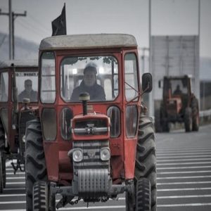 Θεσσαλία: Δυναμώνουν τα μπλόκα των αγρότων