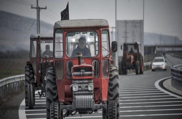 Θεσσαλία: Δυναμώνουν τα μπλόκα των αγρότων