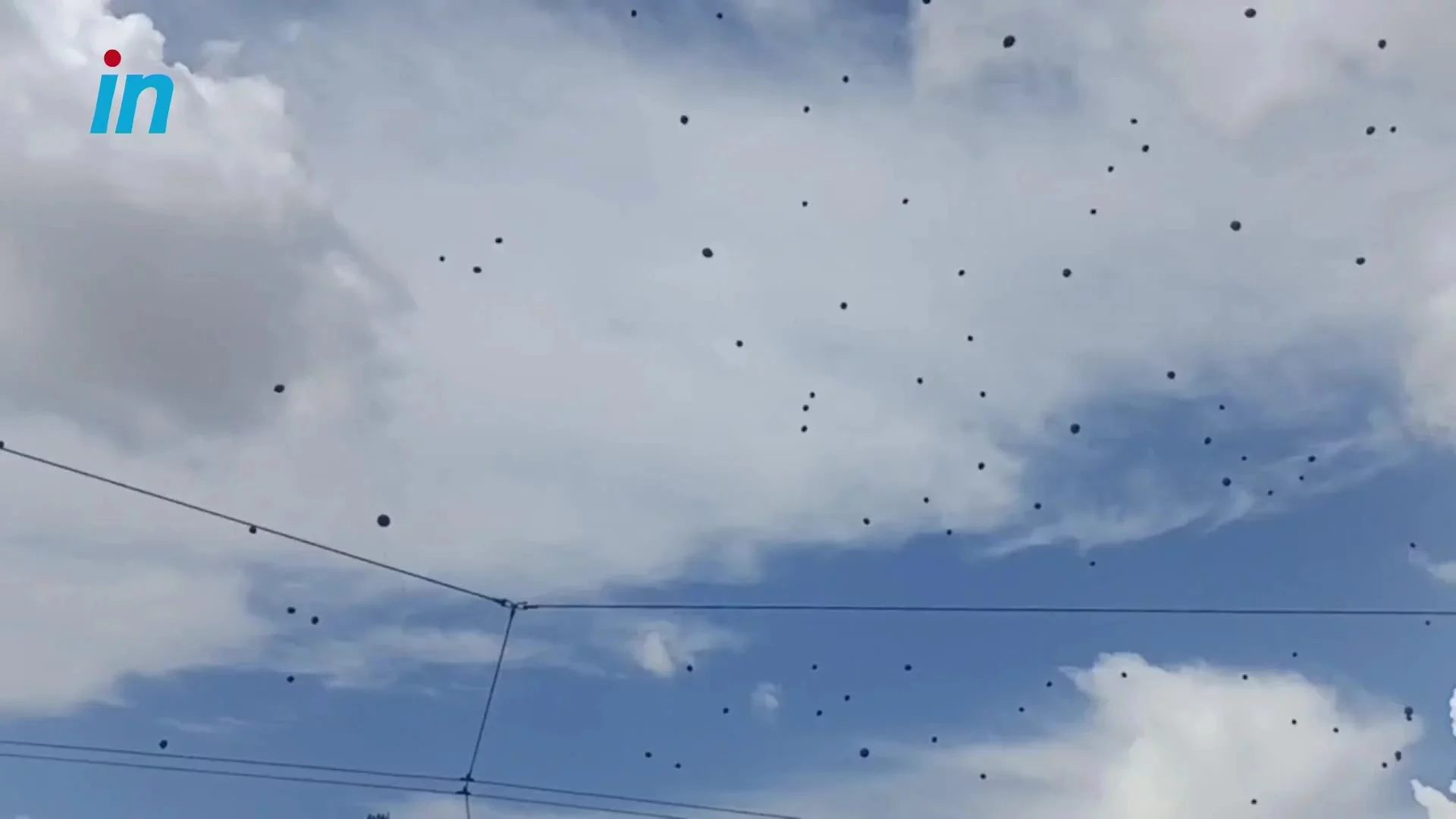 Τέμπη: Συγκλονιστική στιγμή στο Σύνταγμα – Μαύρα μπαλόνια στον ουρανό για τα θύματα