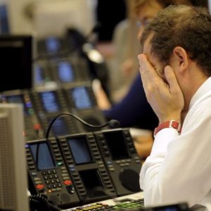 Αγορές: Διατήρηση των θέσεων των επενδυτών και όχι πανικό προτείνουν οι αναλυτές