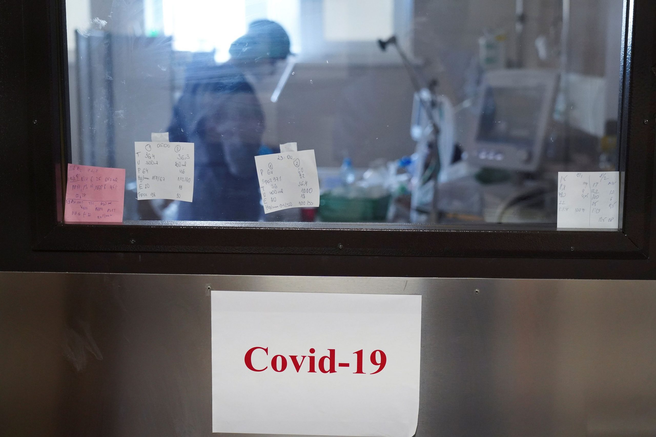 Κορωνοϊός: 70 θάνατοι και αύξηση διασωληνώσεων –  Σε ποια πόλη υπερδιπλασιάστηκε η κυκλοφορία του ιού