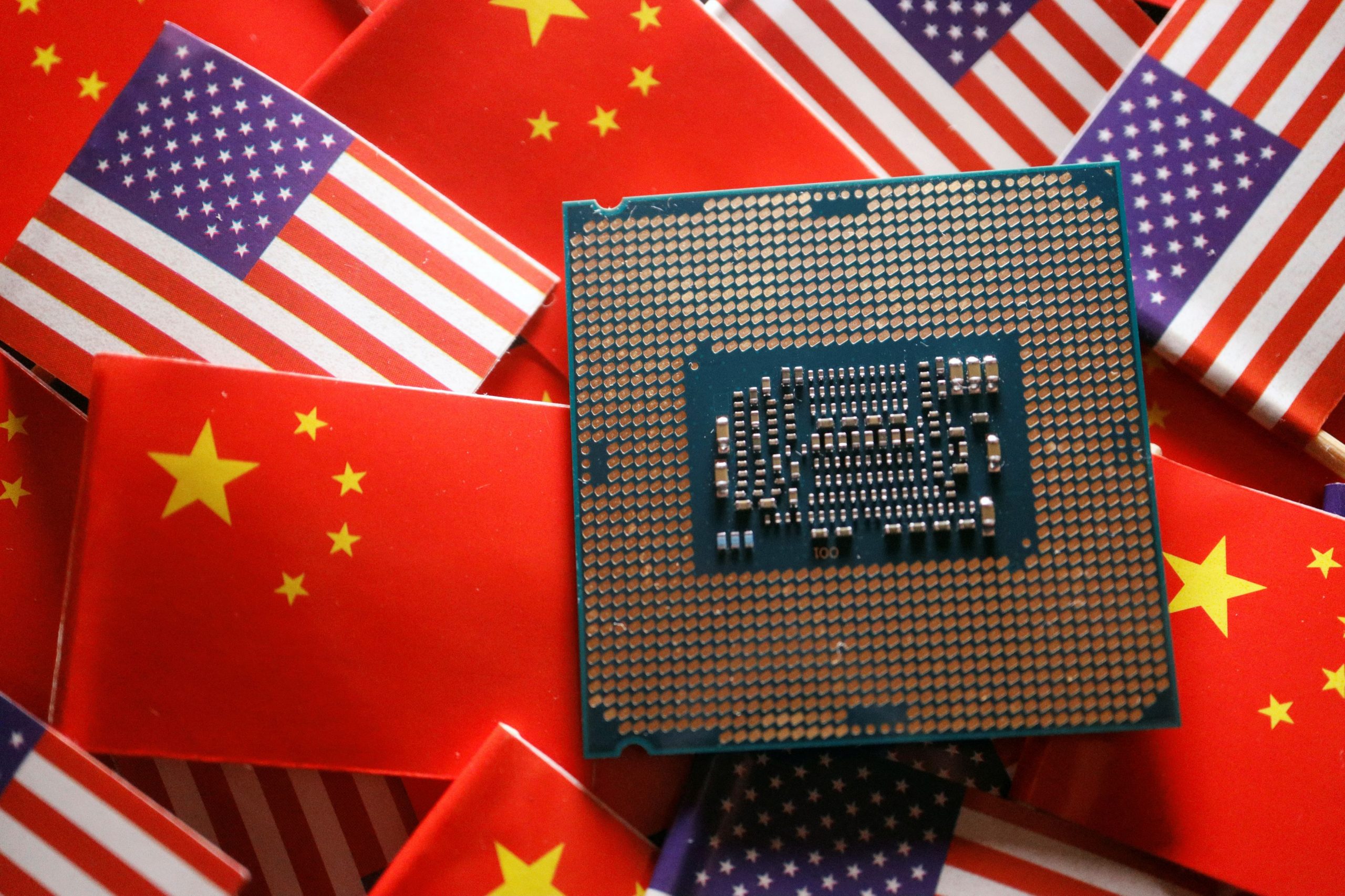 ΗΠA: «Μαύρη λίστα» κινεζικών εταιρειών τσιπ που θα αποκλειστούν από την αμερικανική τεχνολογία