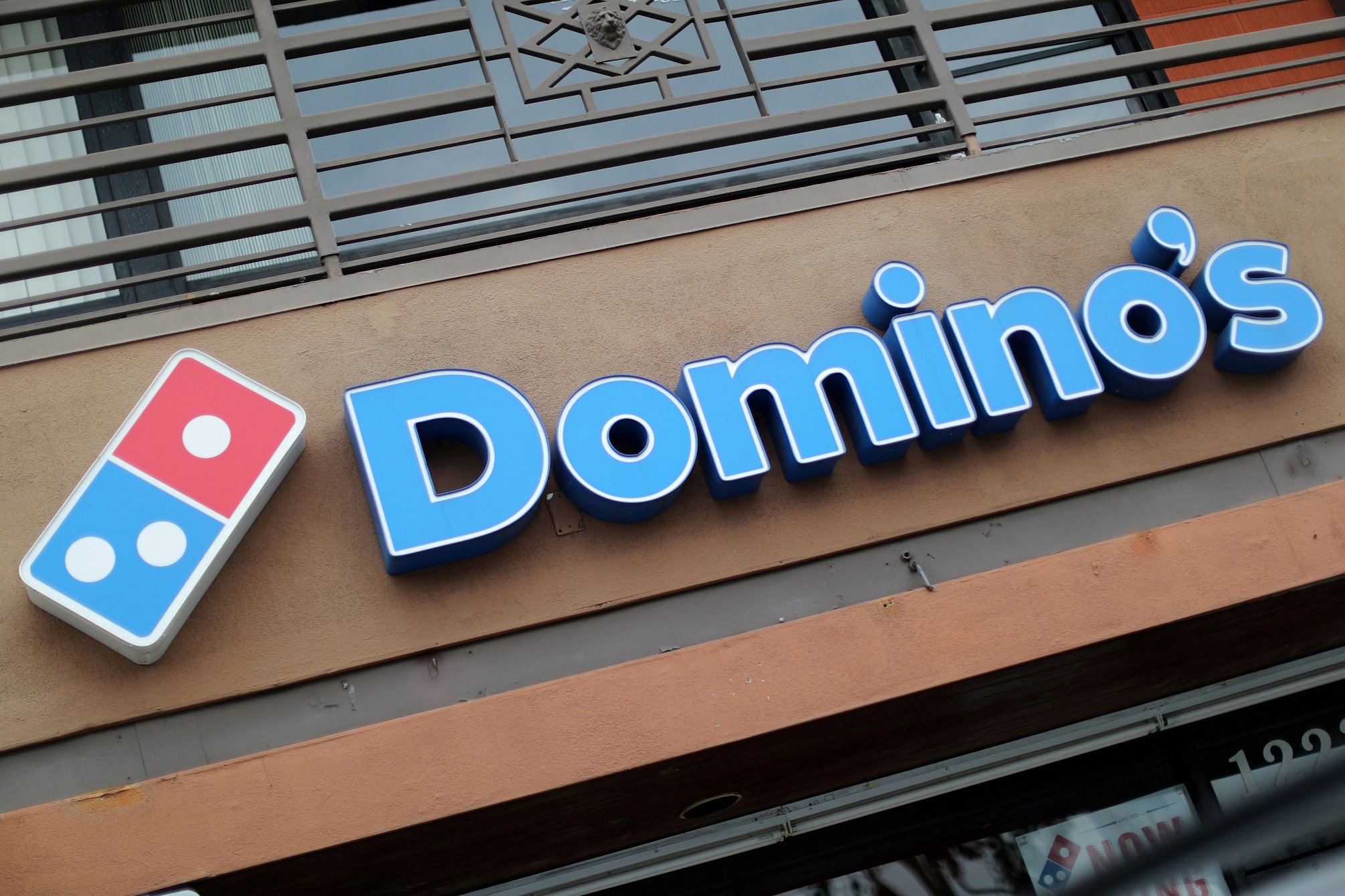 Domino’s: Η γνωστή αλυσίδα θα παραδίδει πίτσες μέσω της Uber