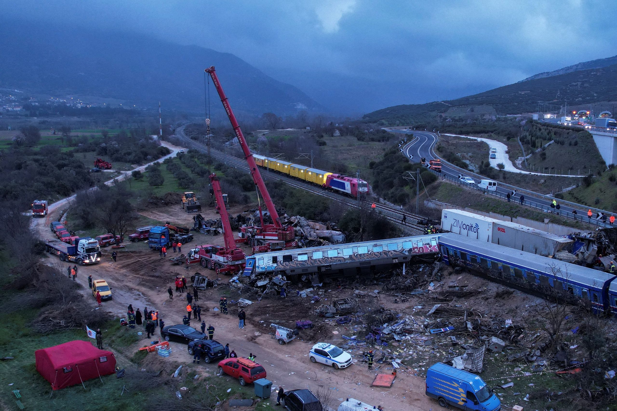 Reuters: Ώρες μετά το σιδηροδρομικό δυστύχημα, η Ελλάδα αγωνιά για τα αίτια της τραγωδίας