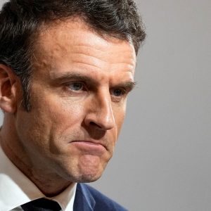 Εμανουέλ Μακρόν: Αντιμέτωπος με μια βαθιά πολιτική κρίση