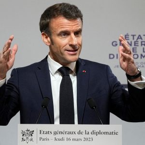 Οριακή επιβίωση Μακρόν – Απορρίφθηκαν οι προτάσεις μομφής