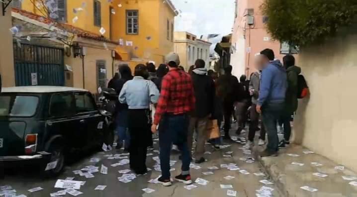 Ρουβίκωνας: Παρέμβαση στο σπίτι του Καραμάνλη για τα Τέμπη