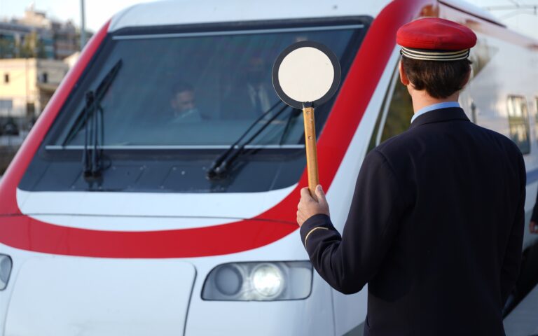 ΡΑΣ: «Ξηλώνει» τους σταθμάρχες και τινάζει στον αέρα την επανεκκίνηση των τρένων