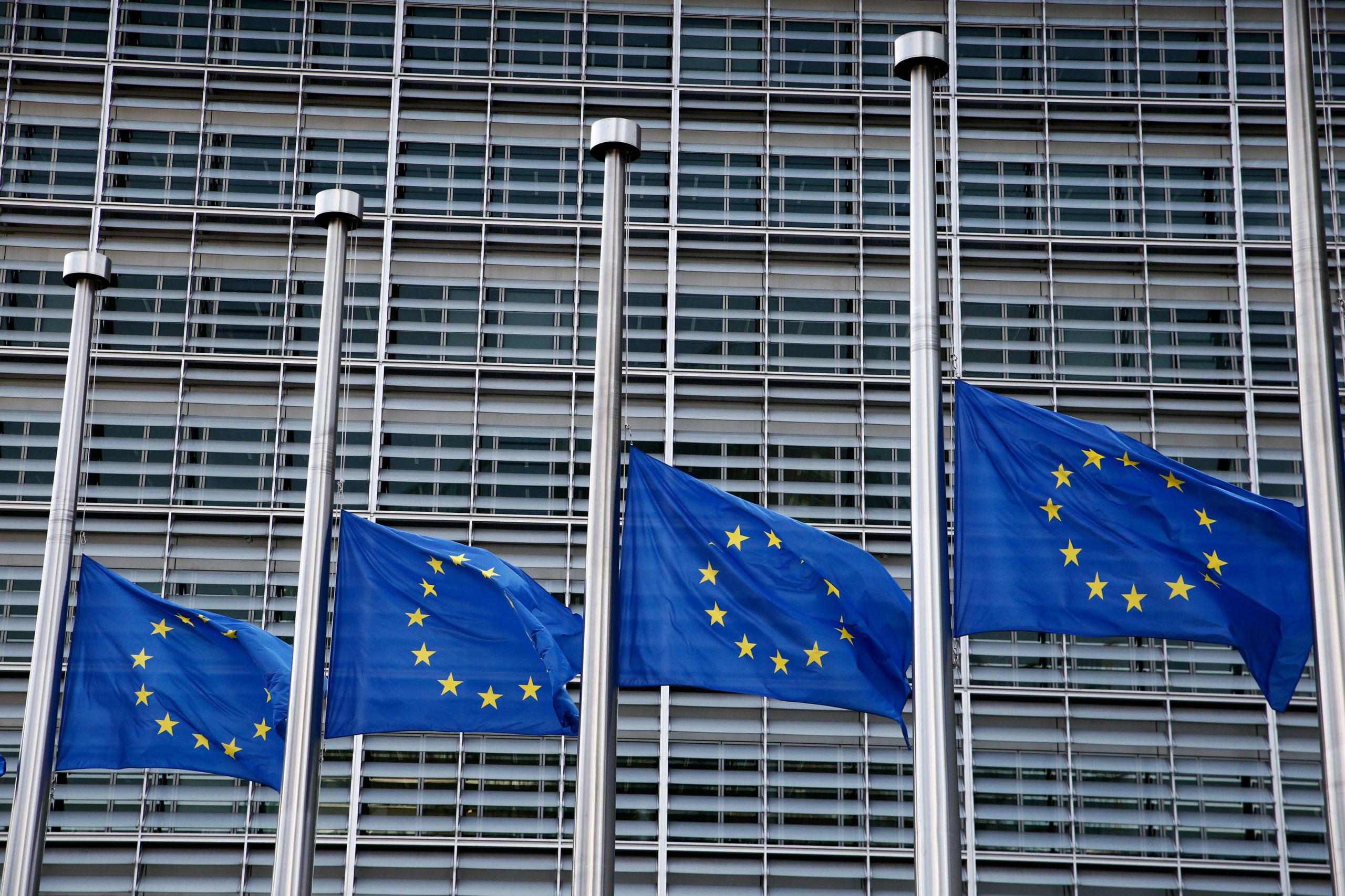 Τέμπη: Μεσίστιες οι σημαίες στην Κομισιόν – «Η Ευρώπη πενθεί με τους Έλληνες»
