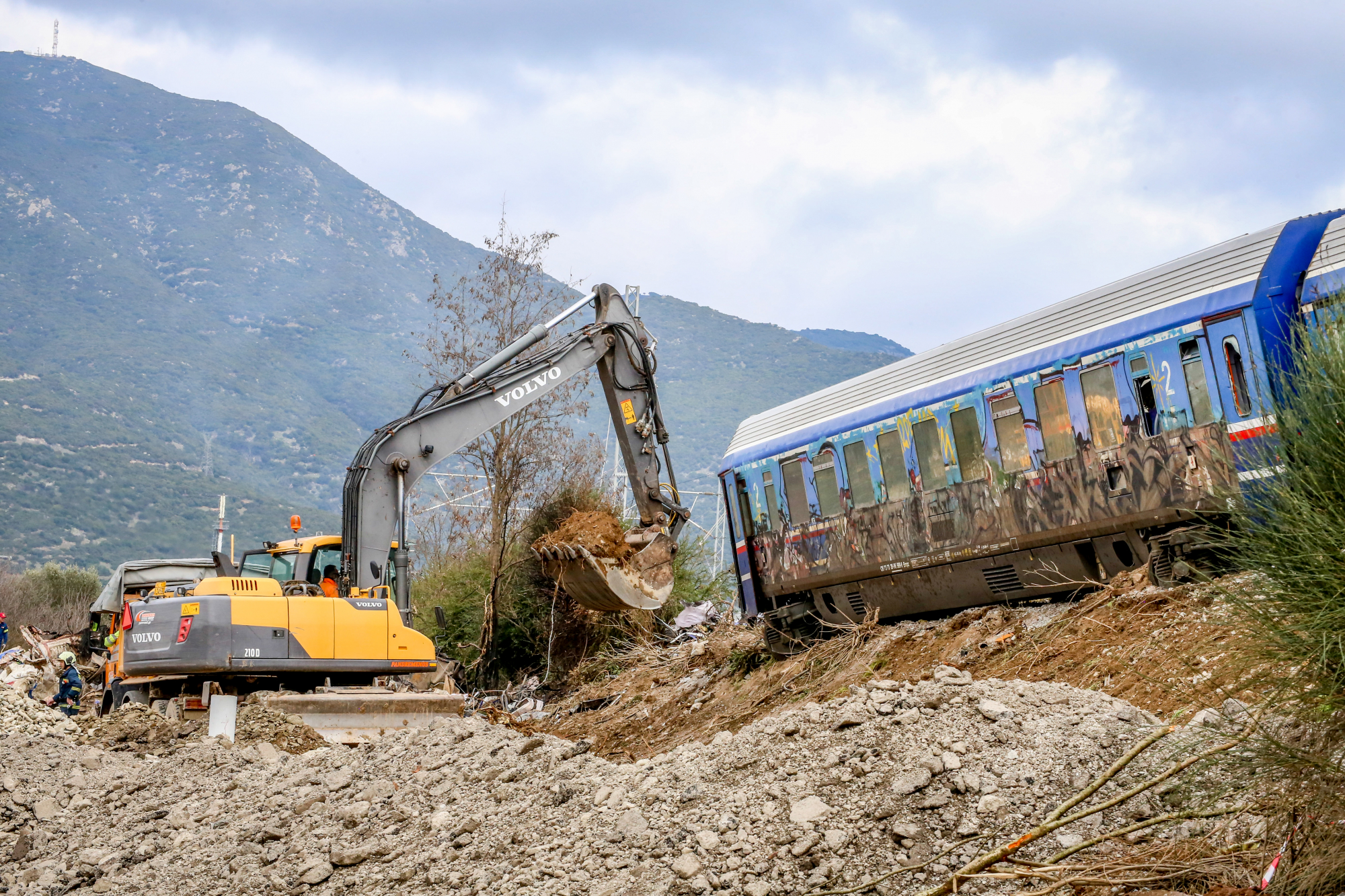 Τέμπη: Σε ειδικούς χώρους η μεταφορά των βαγονιών για εξέταση από ειδικούς