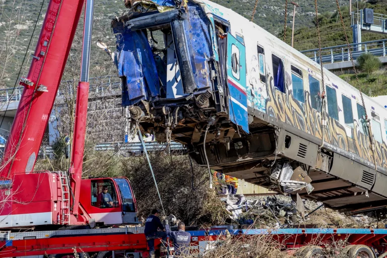 Bloomberg: Τι οδήγησε στο πιο θανατηφόρο σιδηροδρομικό δυστύχημα της  Ευρώπης σε μια δεκαετία - Οικονομικός Ταχυδρόμος - ot.gr