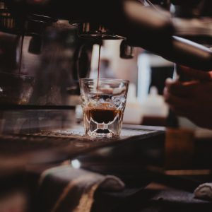 Ο νέος CEO της Starbucks δήλωσε πως θα συνεχίσει να εργάζεται και ως barista