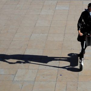 Γαλλία: Το Παρίσι στέλνει σε δημοψήφισμα το μέλλον των ηλεκτρικών σκούτερ
