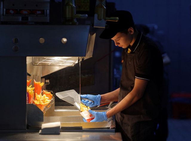Fast food: Γιατί οι αλυσίδες βλέπουν την πλάτη καταναλωτών χαμηλού εισοδήματος