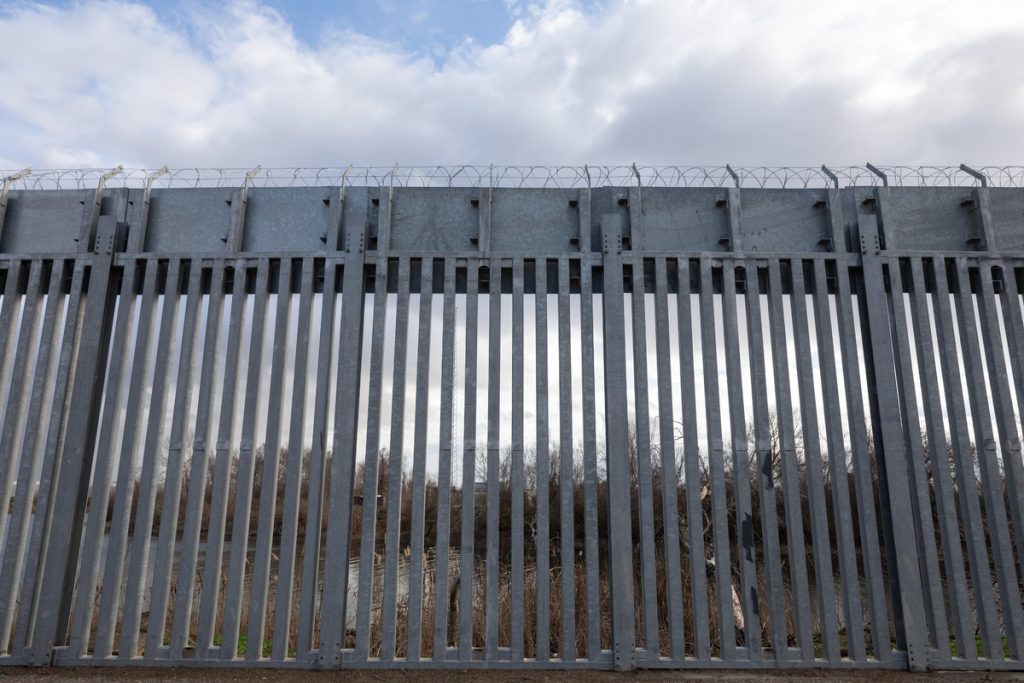 Contract signed to extend Evros border fortification as barrier to illegal migrants