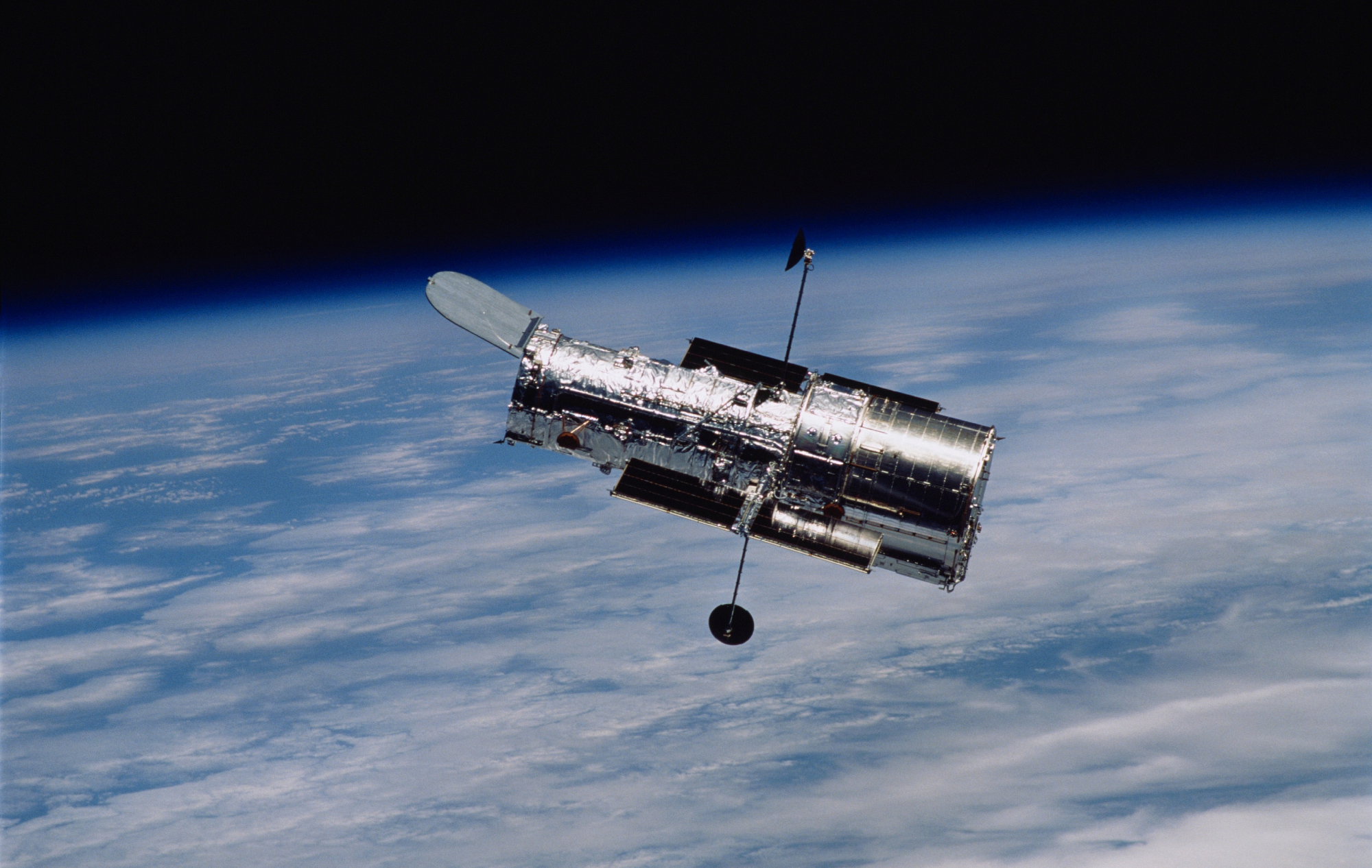 Photobombing: Οι δορυφόροι του Iλον Μασκ λεκιάζουν τις εικόνες του Hubble