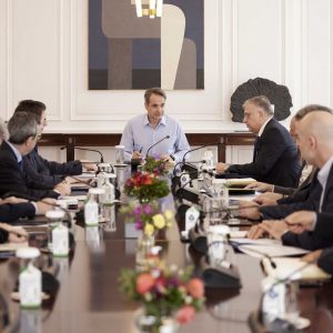 Μητσοτάκης: «Δεν νοείται κάποιοι να θεωρούν ότι είναι υπεράνω του νόμου», είπε στη σύσκεψη για τη Μύκονο