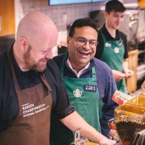 Starbucks: Ο νέος CEO θα εκτελεί χρέη… barista κάθε μήνα σε κατάστημα
