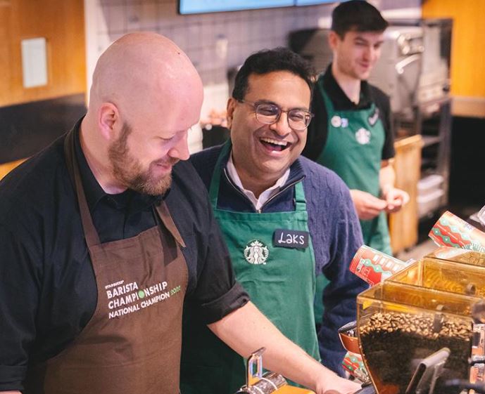 Starbucks: Ο νέος CEO θα εκτελεί χρέη… barista κάθε μήνα σε κατάστημα