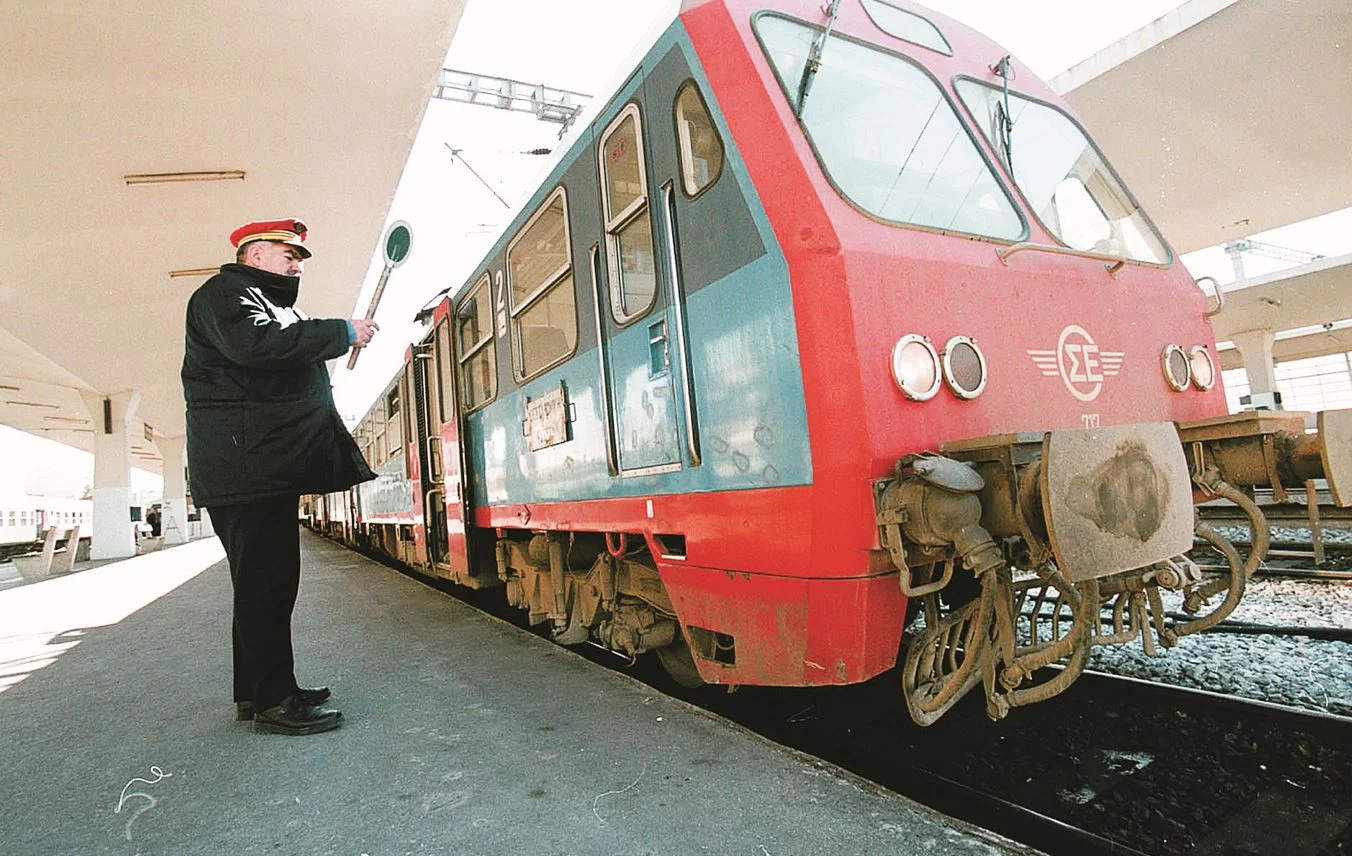 Τέμπη: Εντείνεται η πολιτική κόντρα γύρω από την μετάταξη του σταθμάρχη