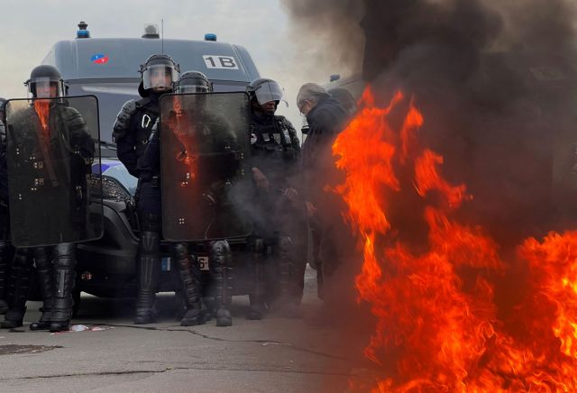 Γαλλία: Νέος γύρος επεισοδίων στο Παρίσι – Μαζικές διαδηλώσεις για το συνταξιοδοτικό