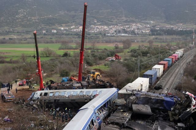 Τέμπη: Τριήμερο εθνικό πένθος για τη σιδηροδρομική τραγωδία