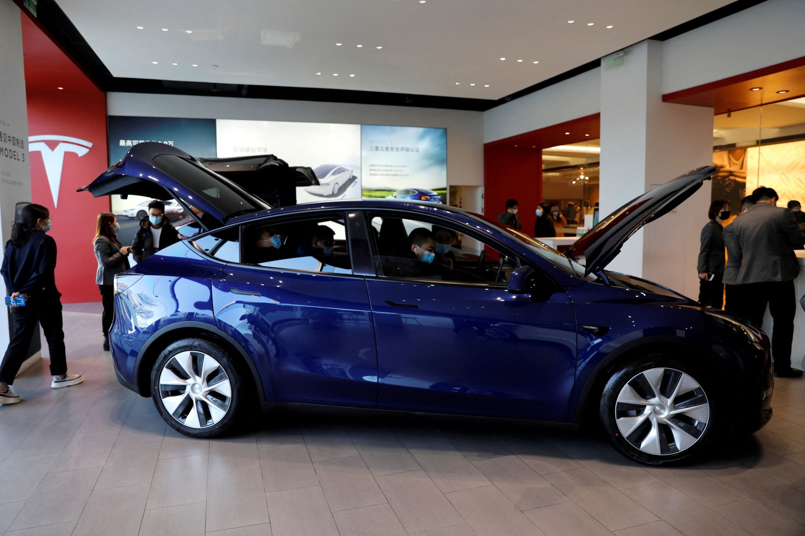 Tesla: Στόχος η μείωση κατά 50% του κόστους των ηλεκτρικών οχημάτων