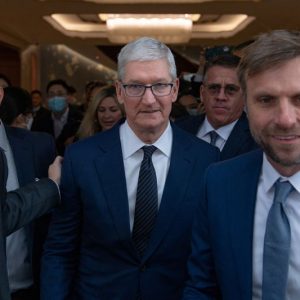Apple: Την Κίνα επαίνεσε ο Τιμ Κουκ κατά την επίσκεψή του