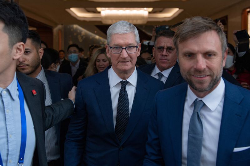 Apple: Την Κίνα επαίνεσε ο Τιμ Κουκ κατά την επίσκεψή του