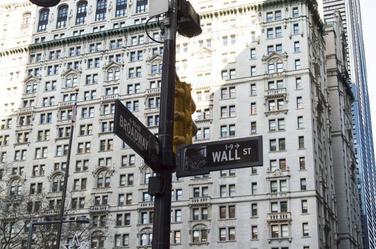 Wall Street: Σε υψηλά έτους ο Dow Jones, ισχυρά τα κέρδη του Νοεμβρίου