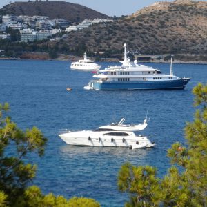 Ακίνητα: Ξεπουλάει το δημόσιο – Στο «σφυρί» από κότερα μέχρι… ελικόπτερα