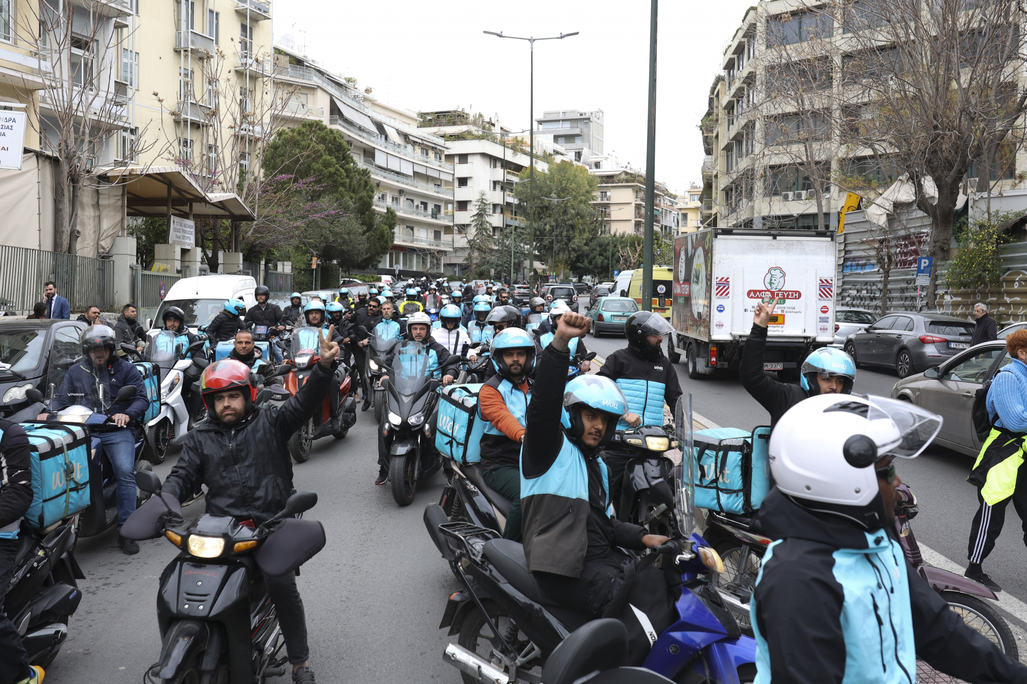 Στους δρόμους και σήμερα οι ντελιβεράδες της Wolt – «Αυξημένο το ωρομίσθιο σε σχέση με πέρυσι» λέει η εταιρεία