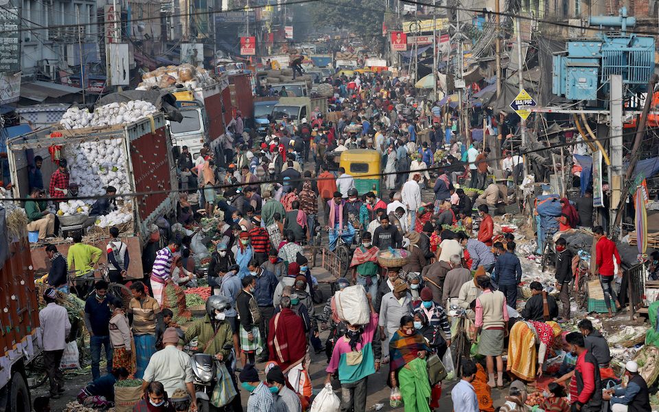 Ινδία: Θα έχει κατά 3 εκατομμύριο περισσότερο πληθυσμό από την Κίνα στα μέσα του 2023
