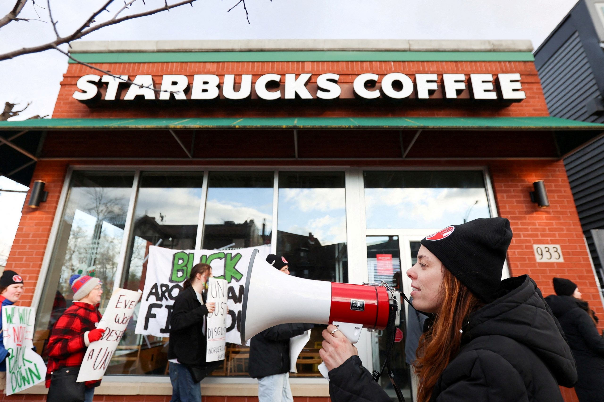 Starbucks: Κινητοποιήσεις με πανό, αφίσες, Star Wars και γλυπτό από… βούτυρο