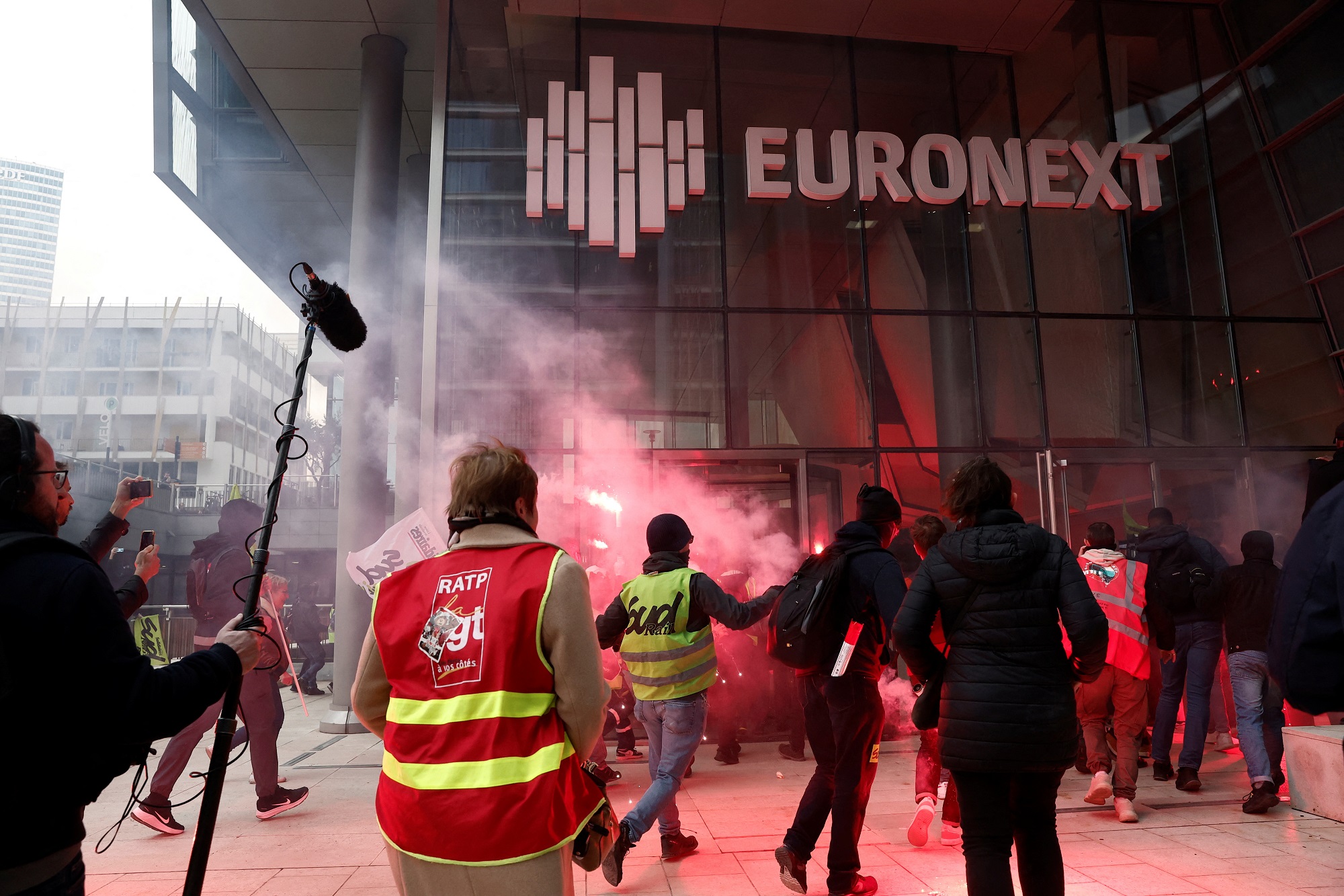 Γαλλία: Διαδηλωτές εισέβαλαν στα γραφεία του Euronext