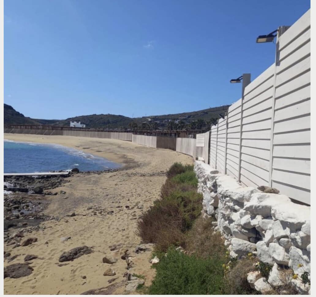 Μύκονος: Μπήκε φράχτης στην παραλία Πάνορμος