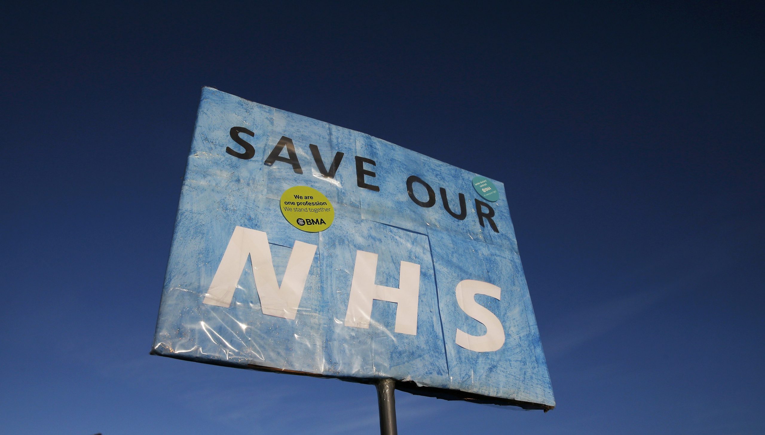 Βρετανία: «Παραλύουν» τα νοσοκομεία – Καλύτερους μισθούς ζητούν οι γιατροί