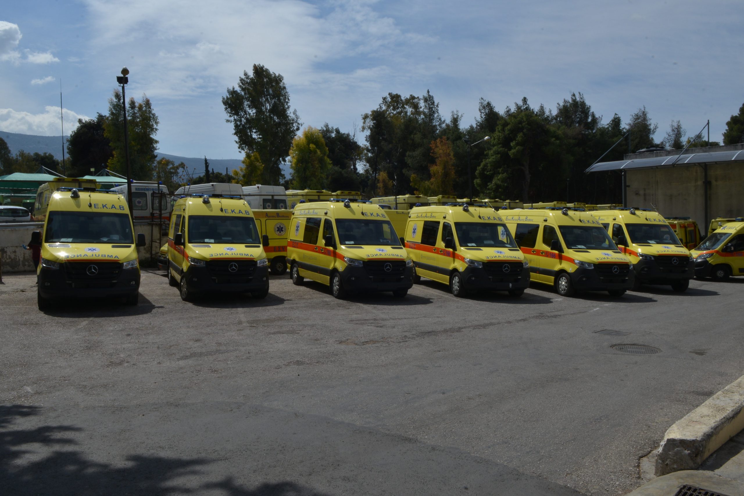 ΕΚΑΒ: Παραδόθηκαν τα πρώτα 6 ασθενοφόρα που αγοράστηκαν από το Υπουργείο Οικονομικών