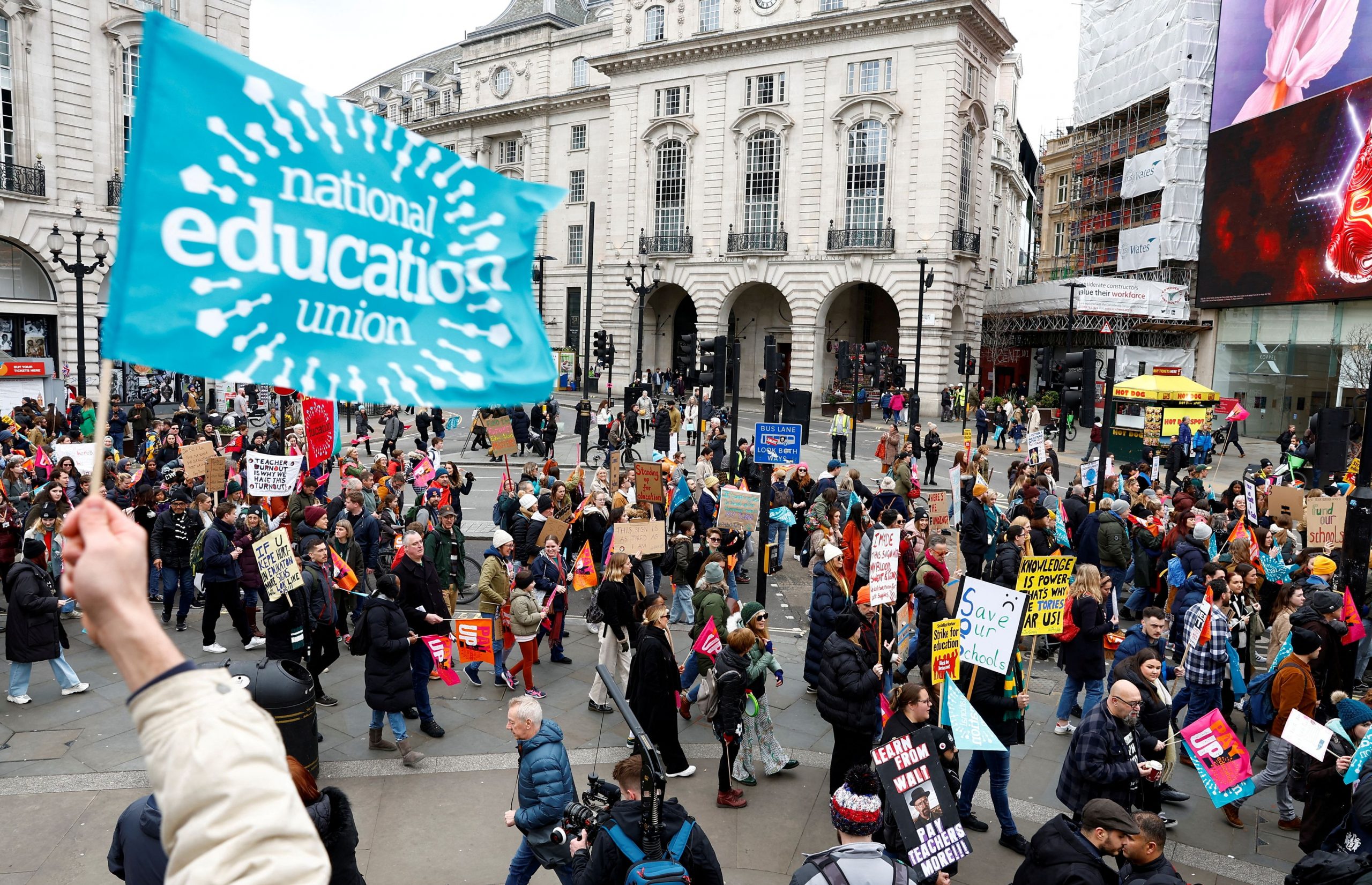 Βρετανία: Οι εκπαιδευτικοί απορρίπτουν την κυβερνητική πρόταση, εξαγγελία νέων απεργιών