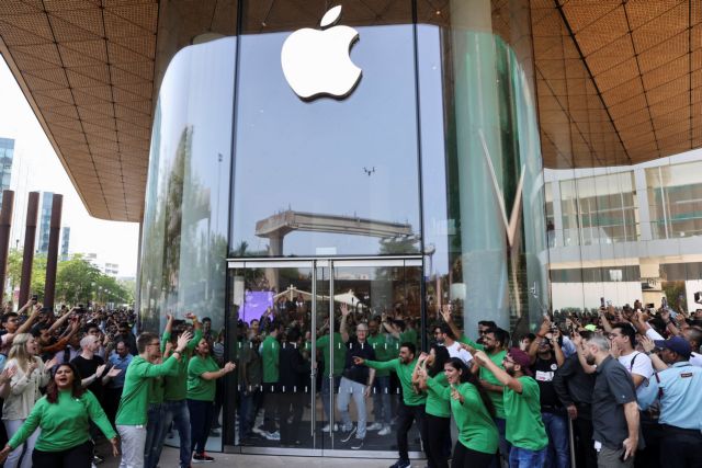 Apple: Εγκαίνια του πρώτου καταστήματος στην Ινδία – Φωτογραφίες και αυτόγραφα από τον Τιμ Κουκ