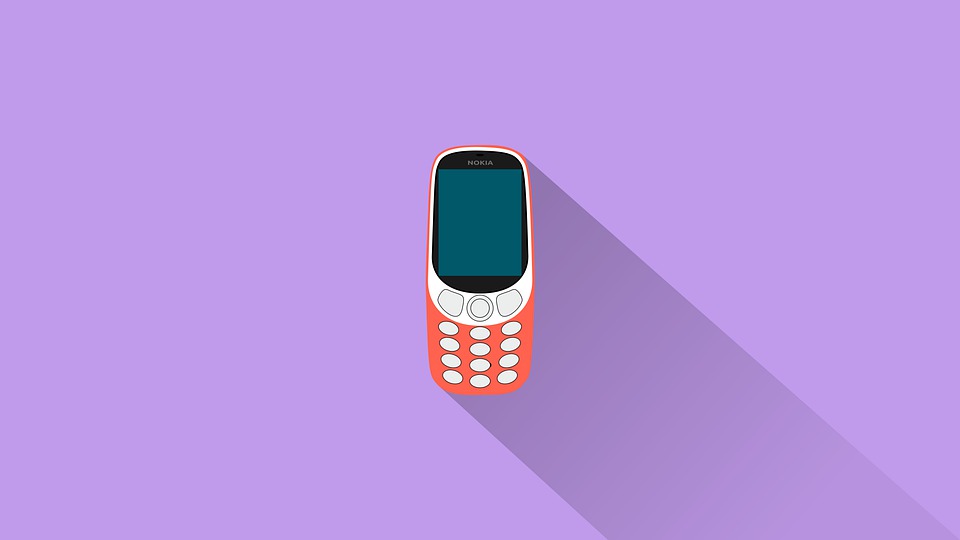 Κινητά τηλέφωνα: Αυξάνονται οι πωλήσεις παλαιού τύπου συσκευών – «Πρωταγωνίστρια» η GenZ