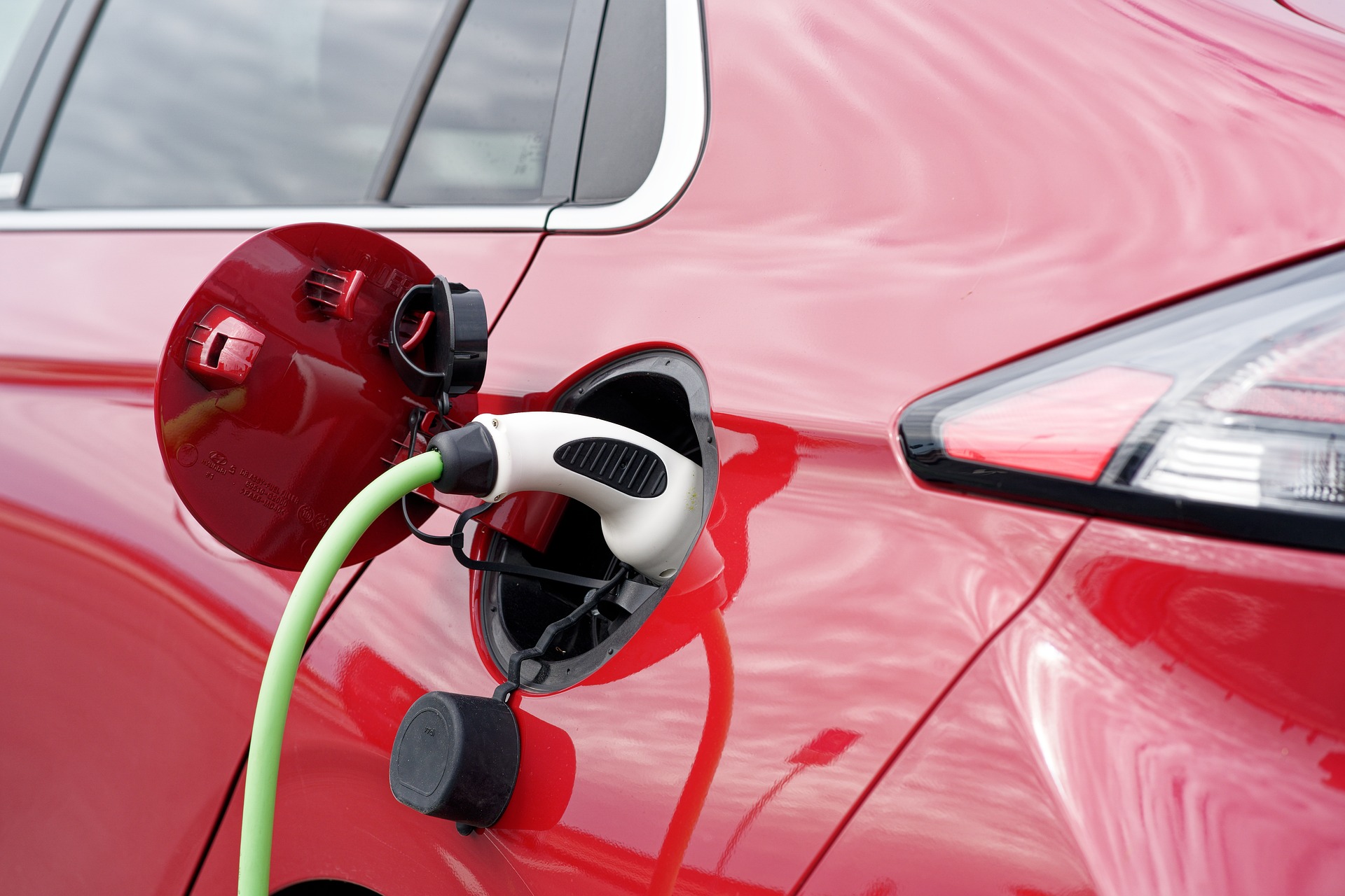Ηλεκτρικά αυτοκίνητα: Οι πωλήσεις συνδέονται με το ετήσιο καθαρό εισόδημα των αγοραστών [έρευνα]
