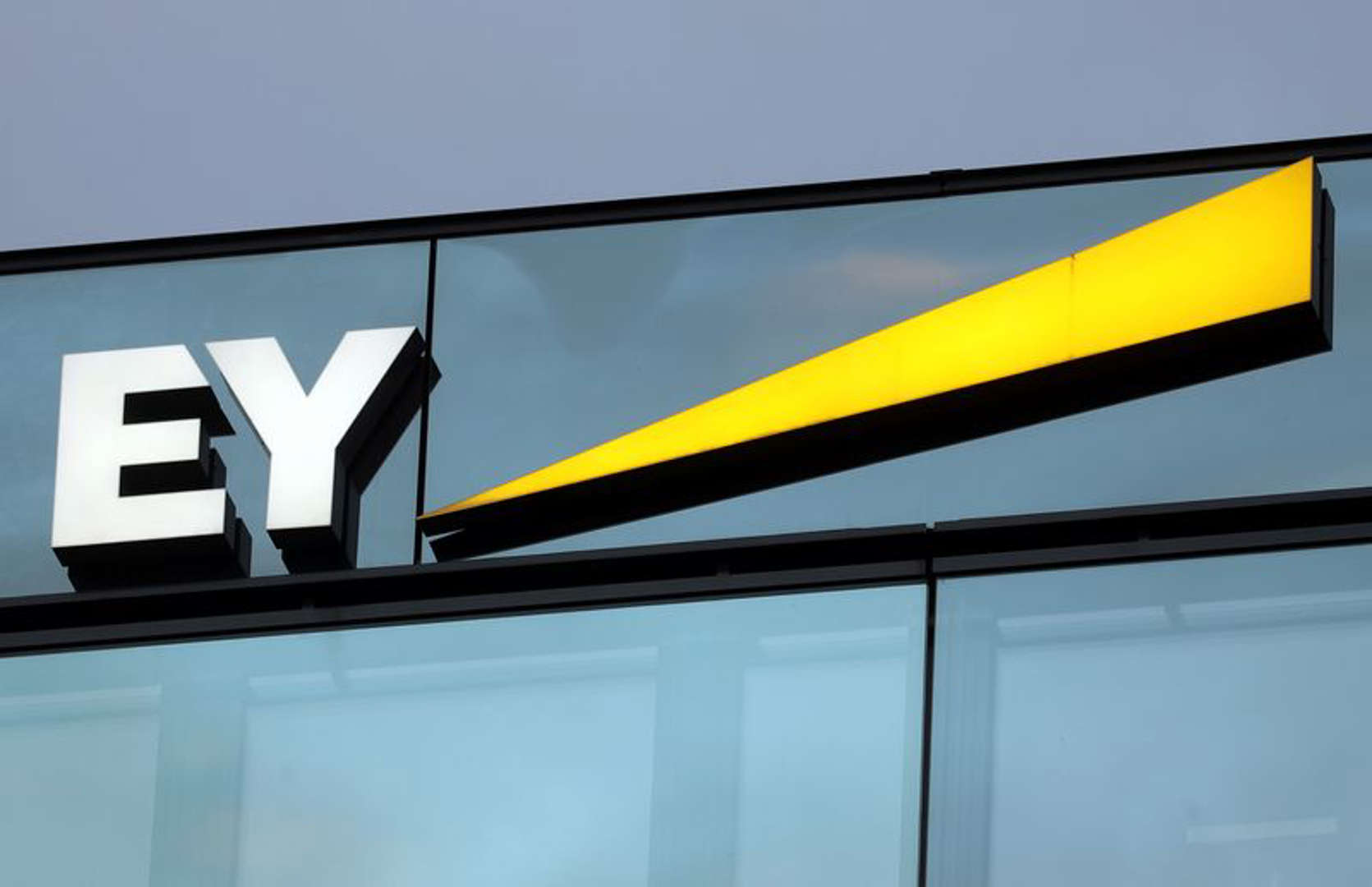 EY Survey: Greek CEOs invest in business operations, talent and resilience