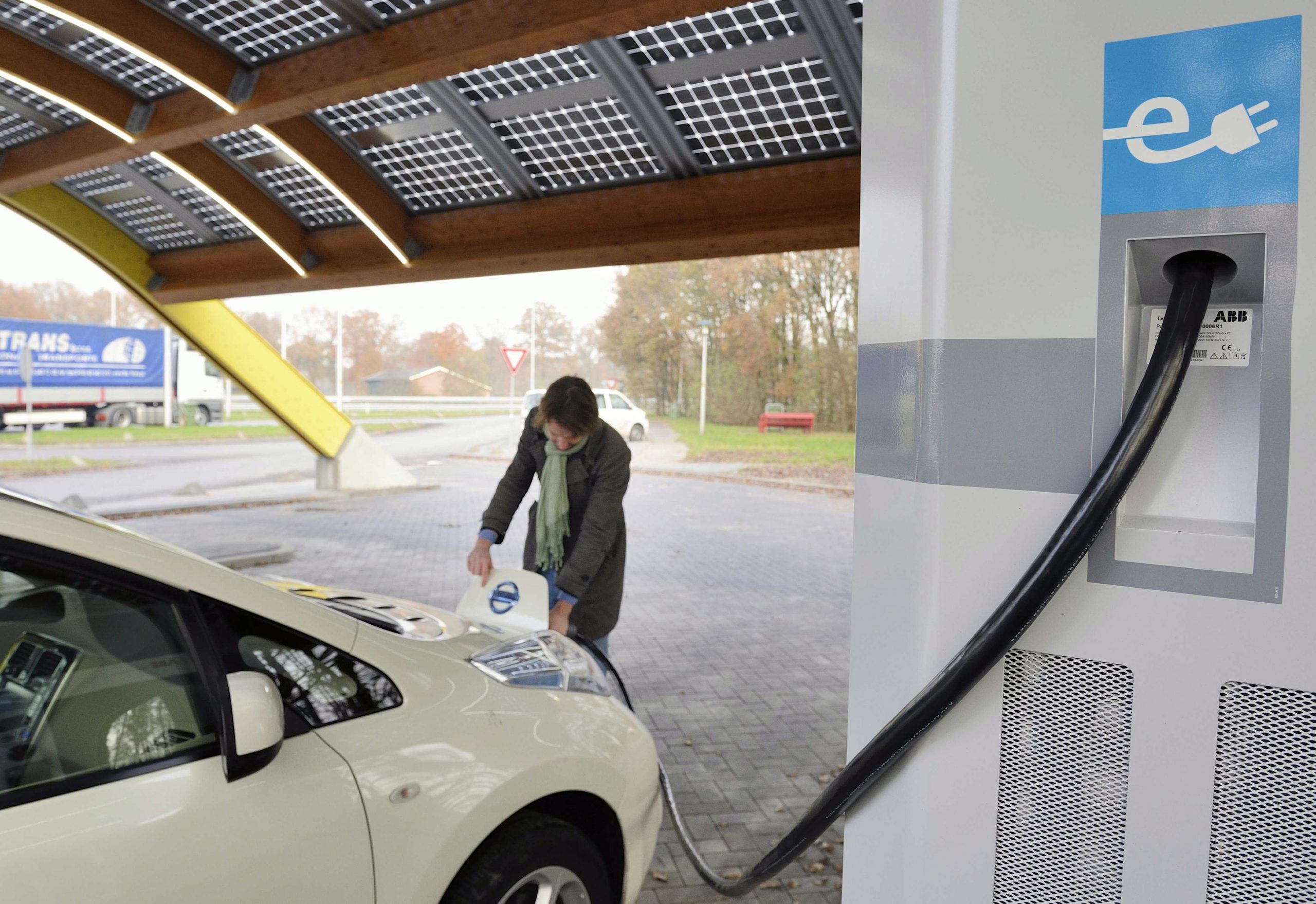 Ηλεκτρικά αυτοκίνητα: 1 στους 8 σταθμούς φόρτισης στην Ευρώπη λειτουργεί με συνεχές ρεύμα