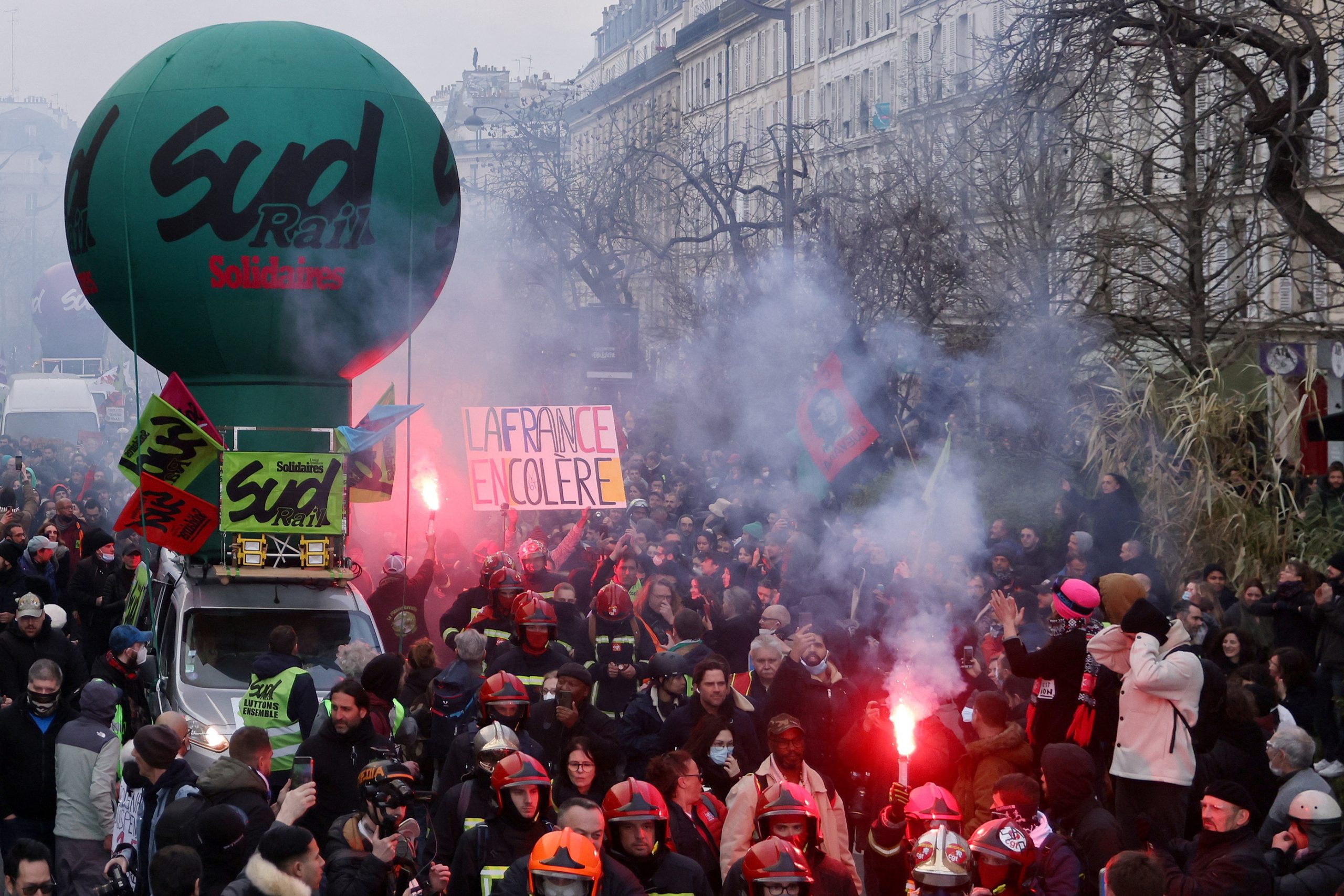 Γαλλία: Νέα εβδομάδα απεργιών – Διαβουλεύσεις με κυβέρνηση χωρίς προσδοκίες